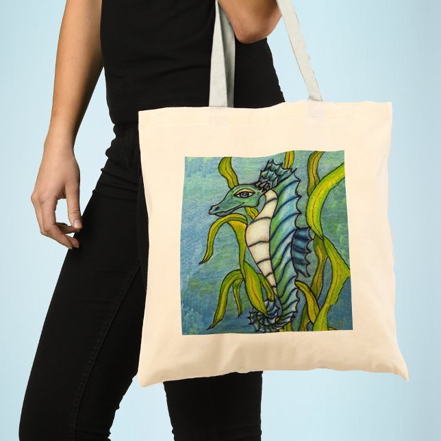 Bolsa de dragón de caballo de mar mágico (Fantasy aqua blue seahorse tangled in green seaweed on on a tote bag
)