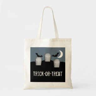Bolsa de Halloween en un jardín de infancia oscuro