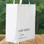Bolsa De La Compra Bienvenida de boda personalizada<br><div class="desc">Presentación de nuestra Cajeta de Bienvenida de Bienvenida de Bienvenida de la Boda Personalizada - una combinación perfecta de elegancia moderna y simplicidad. Diseñado con una estética minimalista, este versátil tote es un regalo ideal para los huéspedes bodas o para la fiesta nupcial. Ya sea que esté buscando crear una...</div>