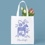 Bolsa De La Compra Caballo de dala sueco personalizado<br><div class="desc">Un bonito tradicional sueco Dala Horse en azul y blanco con tipografía de escritura. Cambie el nombre a personalizar. Arte original de Nic Squirrell.</div>