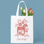 Bolsa De La Compra Caballo de dala sueco personalizado<br><div class="desc">Un bonito tradicional sueco Dala Horse en rojo y blanco con tipografía de escritura. Cambie el nombre a personalizar. Arte original de Nic Squirrell.</div>