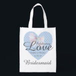 Bolsa De La Compra Celebración del amor Romántico Blue Heart Bridesma<br><div class="desc">Diseño romántico tradicional. Un patrón cardíaco azul bonito con una proa blanca encalada en la parte superior. Celebrar el amor se escribe a través del corazón y el arco. Luego la novia y el novio se apellidan con la fecha del boda. El título de la dama de honor está escrito...</div>