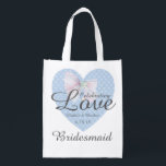 Bolsa De La Compra Celebración del amor Romántico Blue Heart Bridesma<br><div class="desc">Diseño romántico tradicional. Un patrón cardíaco azul bonito con una proa blanca encalada en la parte superior. Celebrar el amor se escribe a través del corazón y el arco. Luego la novia y el novio se apellidan con la fecha del boda. El título de la dama de honor está escrito...</div>