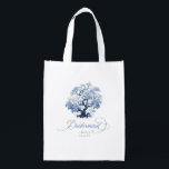 Bolsa De La Compra Chinoiserie Boda Tree Motif Bridesmaid ID1094<br><div class="desc">Esta llamativa bolsa de tote tiene la elegancia atemporal de una paleta clásica azul y blanca, un telón chino floreciente de árbol y una hermosa caligrafía de "Bridesmaid". La colección presenta motivos sofisticados y delicados inspirados en la porcelana tradicional china, creando una estética refinada y romántica. Desde invitaciones bellamente diseñadas...</div>