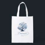 Bolsa De La Compra Chinoiserie Boda Tree Motif Bridesmaid ID1094<br><div class="desc">Esta llamativa bolsa de tote tiene la elegancia atemporal de una paleta clásica azul y blanca, un telón chino floreciente de árbol y una hermosa caligrafía de "Bridesmaid". La colección presenta motivos sofisticados y delicados inspirados en la porcelana tradicional china, creando una estética refinada y romántica. Desde invitaciones bellamente diseñadas...</div>