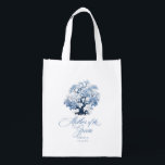 Bolsa De La Compra Chinoiserie Boda Tree Motif Mother Groom ID1094<br><div class="desc">Esta llamativa bolsa de tote tiene la elegancia atemporal de una paleta clásica azul y blanca, un Chinoiserie florido motivo de árbol y la hermosa caligrafía "Madre del Groom". La colección presenta motivos sofisticados y delicados inspirados en la porcelana tradicional china, creando una estética refinada y romántica. Desde invitaciones bellamente...</div>