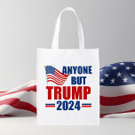 Bolsa De La Compra Cualquiera menos Trump 2024 Divertido político<br><div class="desc">Votar por cualquiera que no sea Trump en las elecciones de 2024 para mantenerse patriótico. Republicanos y demócratas necesitan unirse contra Donald Trump y votar por Joe Biden para que podamos mantener a Estados Unidos a salvo. Bandera estadounidense en un bolso de compras reutilizable con mensaje anti Trump.</div>