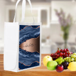 Bolsa De La Compra Guión de nombre dorado del rosa de mármol azul<br><div class="desc">Una ágata dorada azul oscuro y rosa,  impresión de piedra de mármol como fondo Personaliza y añade tu nombre. El nombre está escrito con una escritura de estilo con letras a mano moderna.</div>