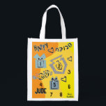 Bolsa De La Compra Hanukkah Feliz baile de sueños<br><div class="desc">Hanukkah Happy Dancing Dreidels bolsa blanca de dos lados. Todos los elementos de diseño se pueden editar. Todo el texto editable se puede eliminar y reemplazar con su propio mensaje. Usa el color, el tamaño y el estilo de tu fuente favorita. ¡Feliz Hanukkah/Chanukah! Estilo: Bolsa reutilizable ¡Vamos verde y salve...</div>