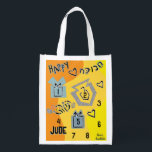 Bolsa De La Compra Hanukkah Feliz baile de sueños<br><div class="desc">Hanukkah Happy Dancing Dreidels bolsa blanca de dos lados. Todos los elementos de diseño se pueden editar. Todo el texto editable se puede eliminar y reemplazar con su propio mensaje. Usa el color, el tamaño y el estilo de tu fuente favorita. ¡Feliz Hanukkah/Chanukah! Estilo: Bolsa reutilizable ¡Vamos verde y salve...</div>