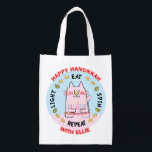 Bolsa De La Compra Hanukkah Feliz Gato, Luz, Comer, Giro<br><div class="desc">Hanukkah Happy Cat, Light, Eat, Spin, bolsa blanca de dos lados. Todos los elementos de diseño se pueden editar. Todo el texto editable se puede eliminar y reemplazar con su propio mensaje. Usa el color, el tamaño y el estilo de tu fuente favorita. ¡Feliz Hanukkah/Chanukah! Estilo: Bolsa reutilizable ¡Vamos verde...</div>