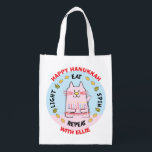 Bolsa De La Compra Hanukkah Feliz Gato, Luz, Comer, Giro<br><div class="desc">Hanukkah Happy Cat, Light, Eat, Spin, bolsa blanca de dos lados. Todos los elementos de diseño se pueden editar. Todo el texto editable se puede eliminar y reemplazar con su propio mensaje. Usa el color, el tamaño y el estilo de tu fuente favorita. ¡Feliz Hanukkah/Chanukah! Estilo: Bolsa reutilizable ¡Vamos verde...</div>