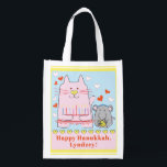Bolsa De La Compra Hanukkah Feliz gato y ratón<br><div class="desc">Hanukkah Happy Cat and Mouse, bolsa blanca de dos lados. Todos los elementos de diseño se pueden editar. Todo el texto editable se puede eliminar y reemplazar con su propio mensaje. Usa el color, el tamaño y el estilo de tu fuente favorita. ¡Feliz Hanukkah/Chanukah! Estilo: Bolsa reutilizable ¡Vamos verde y...</div>