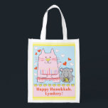 Bolsa De La Compra Hanukkah Feliz gato y ratón<br><div class="desc">Hanukkah Happy Cat and Mouse, bolsa blanca de dos lados. Todos los elementos de diseño se pueden editar. Todo el texto editable se puede eliminar y reemplazar con su propio mensaje. Usa el color, el tamaño y el estilo de tu fuente favorita. ¡Feliz Hanukkah/Chanukah! Estilo: Bolsa reutilizable ¡Vamos verde y...</div>