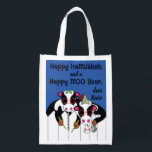 Bolsa De La Compra Hanukkah Happy Cows<br><div class="desc">Hanukkah Happy Cows, bolsa blanca de dos lados. Todos los elementos de diseño se pueden editar. Todo el texto editable se puede eliminar y reemplazar con su propio mensaje. Usa el color, el tamaño y el estilo de tu fuente favorita. ¡Feliz Hanukkah/Chanukah! Estilo: Bolsa reutilizable ¡Vamos verde y salve el...</div>
