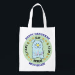 Bolsa De La Compra Hanukkah Perro feliz, luz, comida, giros<br><div class="desc">Hanukkah Happy Dog, Light, Eat, Spin, bolsa blanca de dos lados. Todos los elementos de diseño se pueden editar. Todo el texto editable se puede eliminar y reemplazar con su propio mensaje. Usa el color, el tamaño y el estilo de tu fuente favorita. ¡Feliz Hanukkah/Chanukah! Estilo: Bolsa reutilizable ¡Vamos verde...</div>