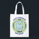 Bolsa De La Compra Hanukkah Perro feliz, luz, comida, giros<br><div class="desc">Hanukkah Happy Dog, Light, Eat, Spin, bolsa blanca de dos lados. Todos los elementos de diseño se pueden editar. Todo el texto editable se puede eliminar y reemplazar con su propio mensaje. Usa el color, el tamaño y el estilo de tu fuente favorita. ¡Feliz Hanukkah/Chanukah! Estilo: Bolsa reutilizable ¡Vamos verde...</div>