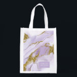 Bolsa De La Compra Lux Ink Lavender Abstract Wedding Party ID990<br><div class="desc">Este diseño a medida, con una tinta de alcohol abstracta en tonos de lavanda suave a violeta lila con acentos dorados brillantes, es perfecto para una boda romántica y elegante. El diseño de la bolsa de compras que se muestra aquí, proporciona una plantilla para añadir fácilmente el nombre, el nombre...</div>