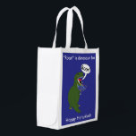 Bolsa De La Compra Reutilizable Hanukkah Tyrannosaurus Rex Dinosaur<br><div class="desc">Un tiranosaurio verde Rex Dinosaur sostiene una menorah y dice "¡Roar!" contra un fondo azul en una bolsa con tema Hanukkah reutilizable. ¡TODO el texto se puede personalizar para adaptarlo a sus necesidades!</div>