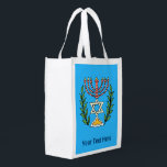 Bolsa De La Compra Reutilizable Magen persa David Menorah<br><div class="desc">Esta imagen fue adaptada de una antigua teja judía persa y cuenta con una menorah con un Magen David (Estrella de David) enmarcado por ramas de olivo. Se han conservado las imperfecciones de la imagen original pintada a mano. Añade tu propio texto.</div>