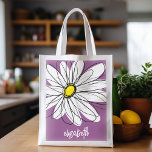 Bolsa De La Compra Whimsical Daisy - orquídea - nombre de guión moder<br><div class="desc">Un dibujo zen y caprichoso de una margarita. Las líneas modernas son a mano, con pétalos blancos y un centro amarillo para la flor. El fondo es suave, violeta pastel y el nombre es un guión de moda en blanco. Puede agregar un nombre, un monograma u otro texto personalizado. Si...</div>