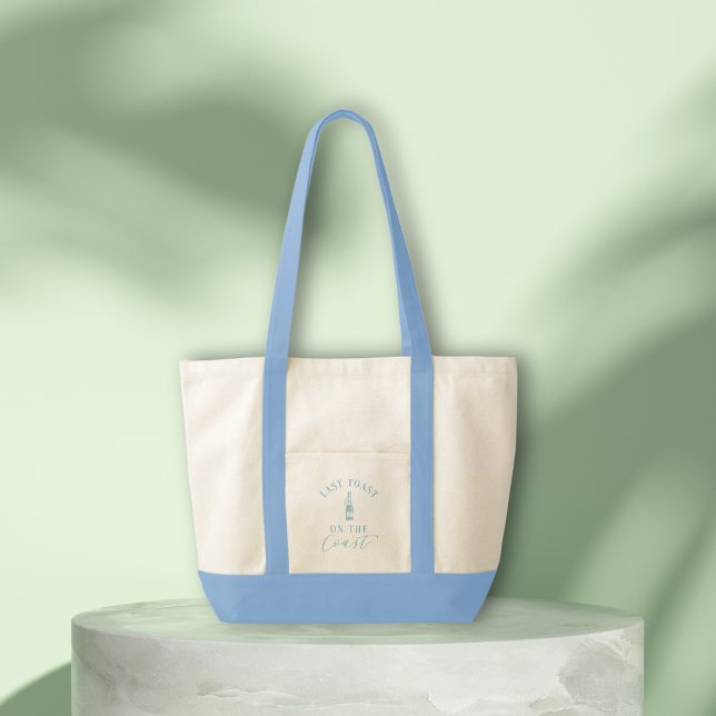 Bolsa de lona de la fiesta de novias moderna en Co (Last Toast on the Coast Tote Bag | Custom Beach Bachelorette gift with coastal vibes & blue trim)