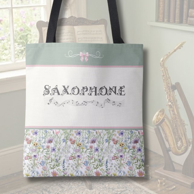 Bolsa de mano caprichosa para saxofón con estampad (Floral Saxophone Musician Tote Bag in a Sunlit Sage Green Cottagecore Interior)
