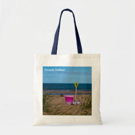 Bolsa de mano con cubo y pala en la playa de Dorno