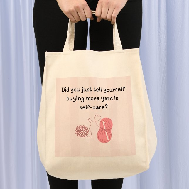 Bolsa de mano con nombre personalizado "El hilo es (Did you just tell yourself buying more yarn is self-care tote bag with custom name on back.)
