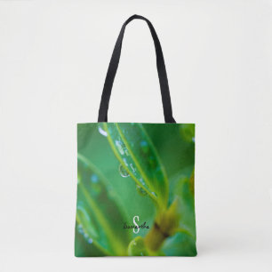 Bolsa de mano de gotas de lluvia en hojas verdes