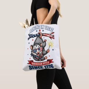 Bolsa de mano del 4 de julio con zarigüeya colgand