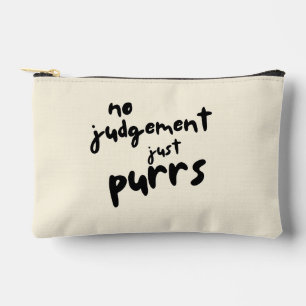 Bolsa de maquillaje con tipografía negra 'Sin juic