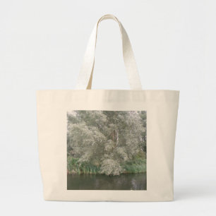 Bolsa de paisajes de árboles blancos y ríos