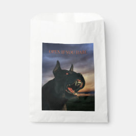 Bolsa De Papel Abre Si Te Atreves. Perro grande y negro