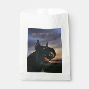 Bolsa De Papel Abre Si Te Atreves. Perro grande y negro