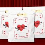 Bolsa De Papel Afortunadamente En El Amor Corazones Jugando A La<br><div class="desc">Añade un toque de elegancia a tu ducha nupcial de parejas con la personalizado "Lucky In Love". Diseñadas con el encanto de jugar a las cartas y adornadas con los símbolos del corazón King y Queen en rojo vibrante, blanco y negro, estas bolsas son el acento perfecto para su celebración....</div>