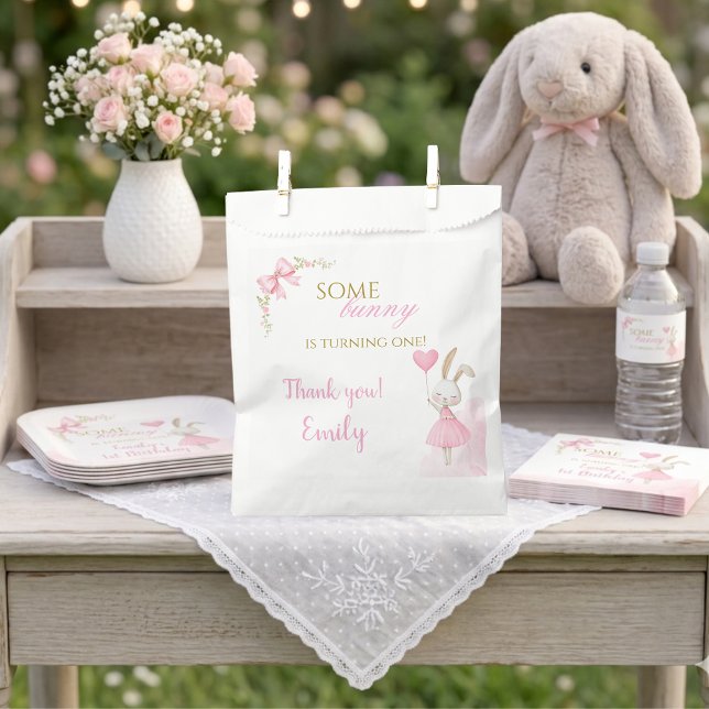 Bolsa De Papel Algún Conejito Está Cumpliendo Un Año Cumpleaños N (Bunny 1st Birthday Favor Bags. Some Bunny is Turning One floral treat bags for party gifts.)