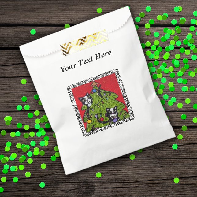 Bolsa De Papel Arte Popular Cats Árbol de Navidad (Naughty cats climbing in Christmas tree on red with black border on white favor or treat bags.)