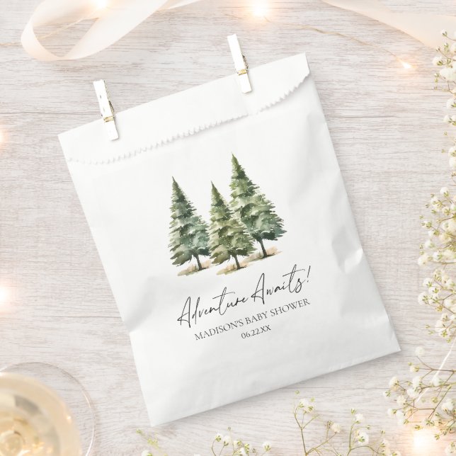 Bolsa De Papel ¡Aventura espera! Baby Shower de Winter Pine Trees (Cortado)