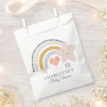 Bolsa De Papel Baby Shower Chica de corazón rosado arco iris<br><div class="desc">Moderna, adorable boho color arcoiris pastel, acuarela color bebe, favorece las bolsitas para una bebé; simple y dulce, con un pequeño centro de corazón rosado y tonos rosa, azul y mostaza. Colores suaves y silenciosos. Ofrezca algunos dulces u otros regalos en estas lindas bolsas de favores. Pásenlos cuando sus invitados...</div>