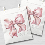 Bolsa De Papel Baby Shower Pink Bow<br><div class="desc">Un bonito diseño de bolso de bienvenida con una gran proa color de agua rosa centrada en la parte delantera. El nombre de la futura madre se muestra en una fuente serif clásica en la parte inferior, con "Baby Shower" escrito elegantemente abajo en caligrafía manuscrita. Este sencillo y minimalista estilo...</div>