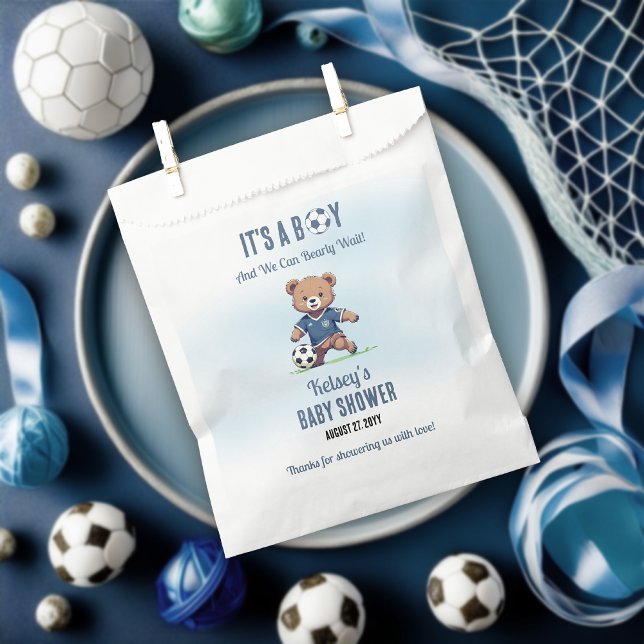 Bolsa De Papel Baby Shower, un jugador de fútbol que espera a un  (Cute Blue "It's A Boy and We Can Bearly Wait!" Teddy Bear Soccer Player Boy Baby Shower Favor Bag)