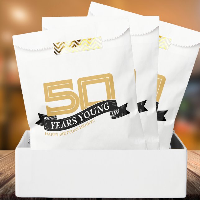 Bolsa De Papel Banner joven de 50 años Black & Gold (Black & Gold 50 Years Young Banner 50th Birthday Favor Box)