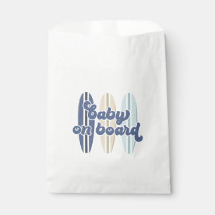 Bolsa De Papel Bebé a bordo de una tabla de surf en la playa Baby