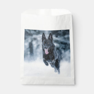 Bolsa De Papel Black German Shepherd in snow Duvet Cover