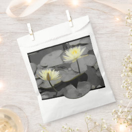 Bolsa De Papel Bloom más allá del marco