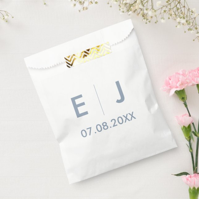 Bolsa De Papel Boda de monograma azul y blanco turbio (Sellado)