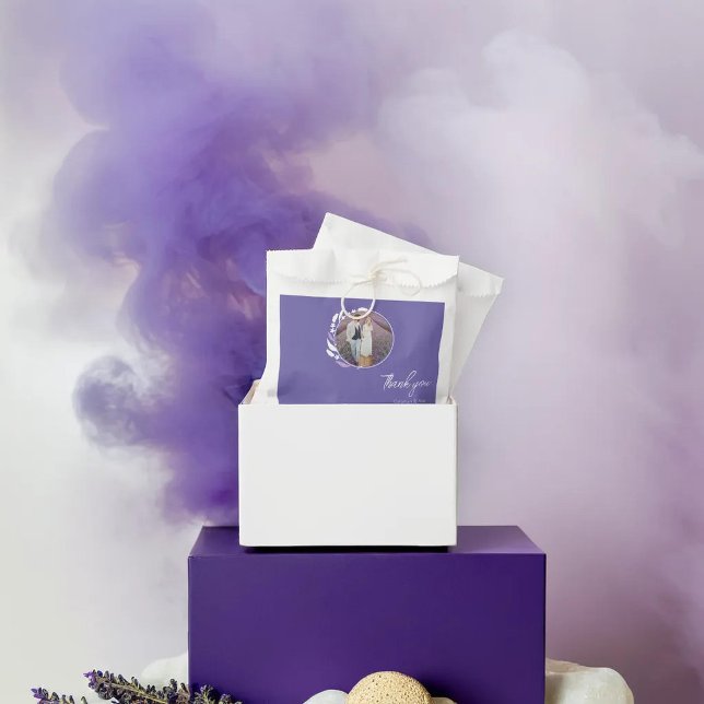 Bolsa De Papel Bolsa favorita de foto de pareja de circulo floral (purple Floral Circle Couple Photo Favor Bag up a purple soft square surrounded with white rocks)