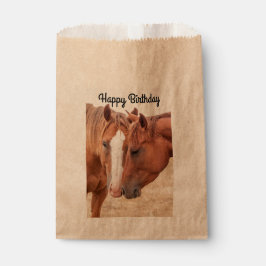 Bolsa De Papel Caballos acariciándose en un prado