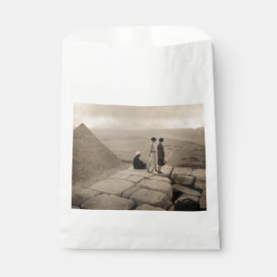 Bolsa De Papel Chicas en la cima de la pirámide de Keops en Egipt